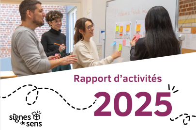 Couverture du rapport d'activités 2025 de Signes de sens, on y voit 4 personnes en train de participer à un atelier.